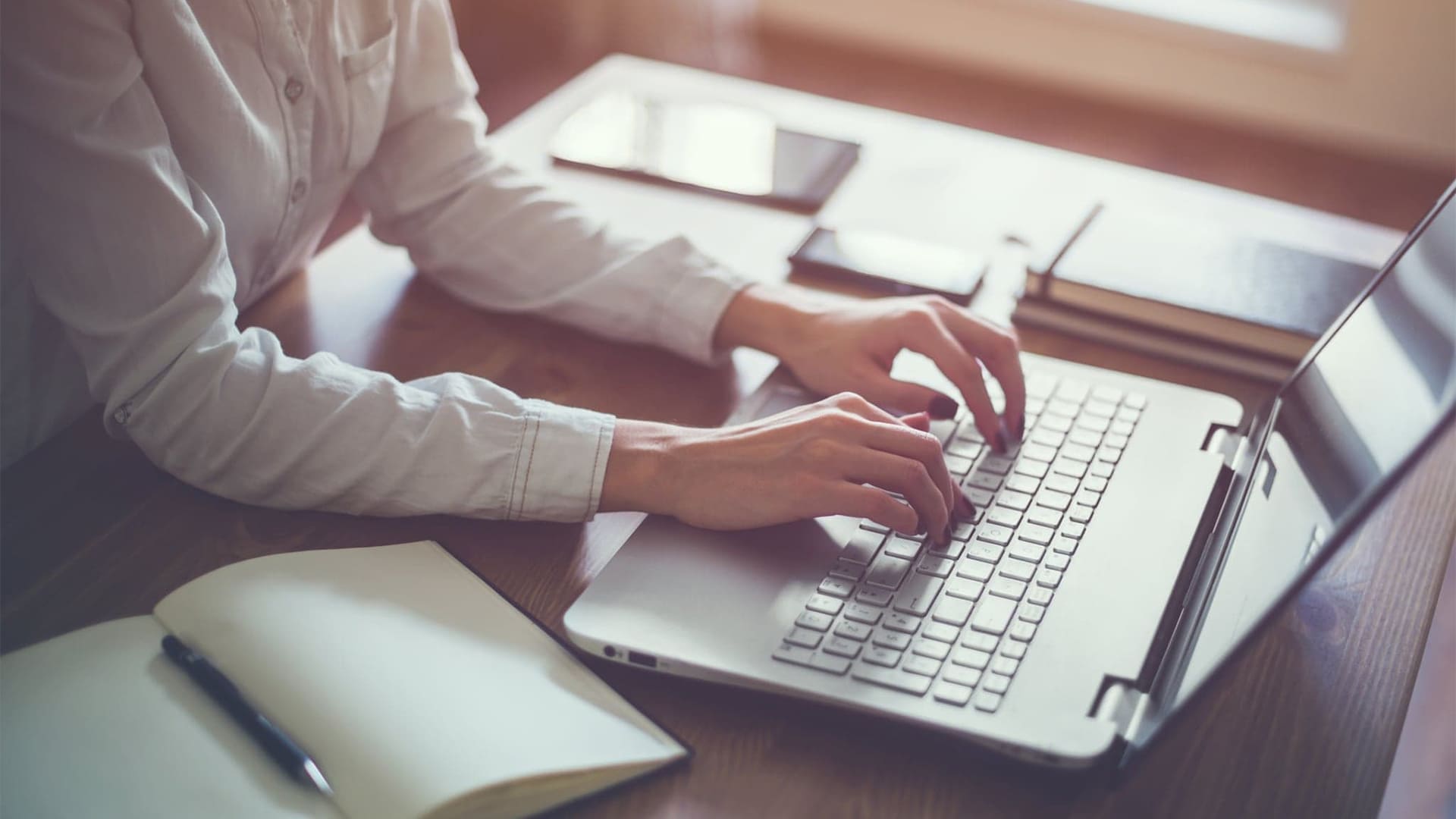 Profissional trabalhando em atividades contábeis